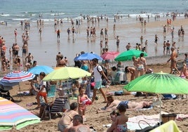 La Bandera Azul ondeará de nuevo este verano en la playa de Bakio.