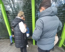 Los agentes en la parada de autobús donde localizaron a dos jóvenes consumiendo sustancias prohibidas.