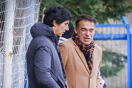 Sergio Fernández y Luis García charlan en un partido del filial.