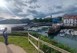 Un vecino de Mundaka disfruta de las vistas al puerto de la anteiglesia turística desde el paseo hacia Santa Katalina.