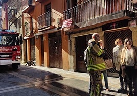 Los bomberos llevaron a cabo unas maniobras para garantizar la seguridad en la villa.