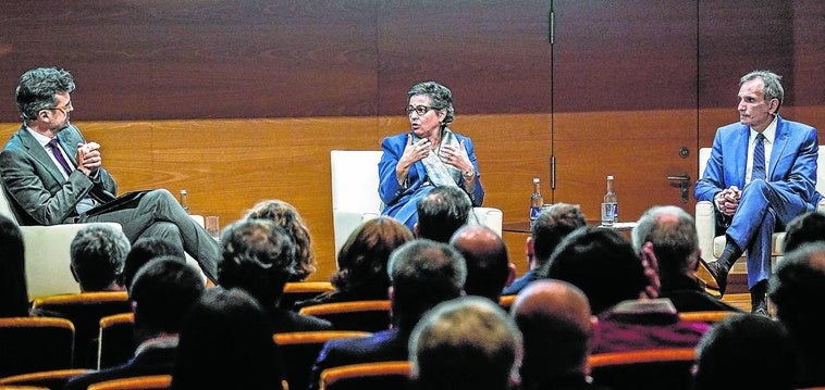 La exministra de Asuntos Exteriores Arancha González Laya respondiendo a una pregunta del moderador, Adolfo Lorente, a la izquierda, ante la mirada del vicepresidente de S&P Carlos Pascual.