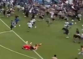 Celebra el ascenso del Hércules pegándole una patada sin querer a su portero