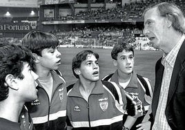 Menotti, con los recogepelotas de San Mamés (Ibon Gutiérrez es el primero de la izquierda), antes del partido de vuelta con la Sampdoria.