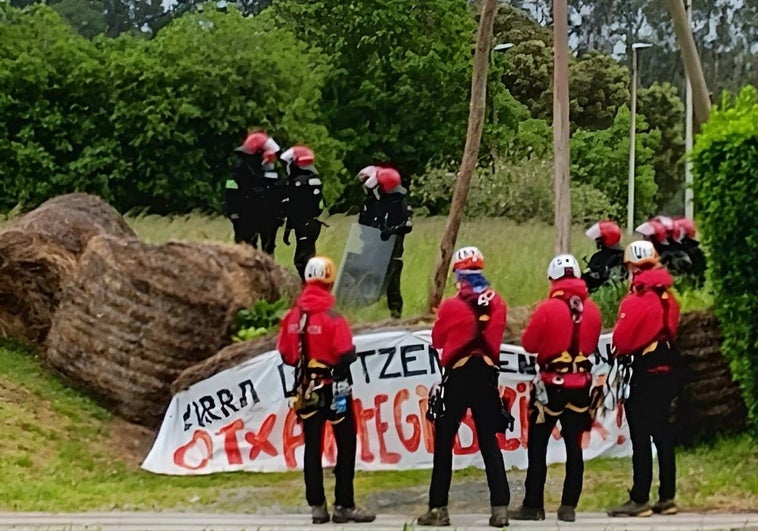 La Etzaintza aguarda en la entrada de la torre Otxantegi en Berango.