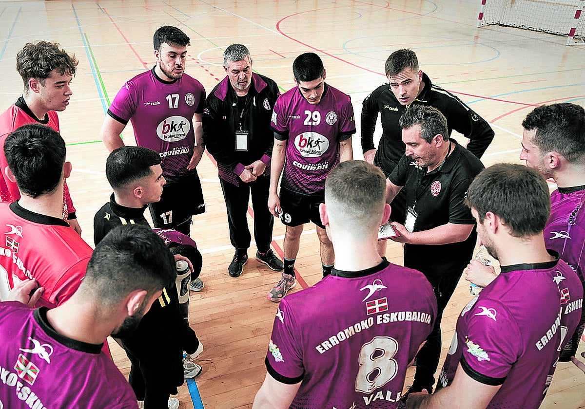 Rubén Martín da instrucciones a su equipo antes del partido contra el Barakaldo.