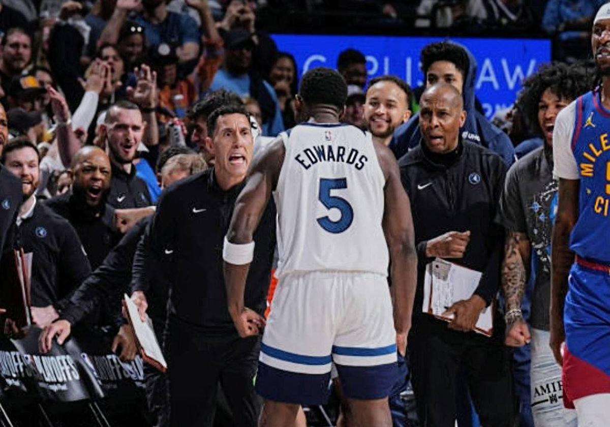 Prigioni celebra una canasta de Anthony Edwards durante el segundo triunfo ante Denver.