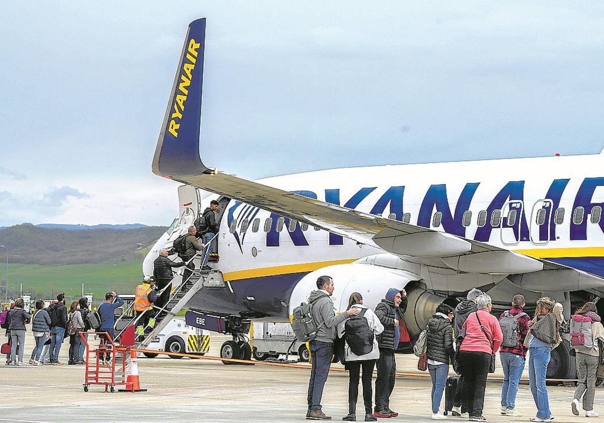 Pasajeros esperan para embarcar en un vuelo de Ryanair en el aeropuerto de Foronda.