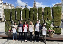 El consejero Javier Hurtado, la alcaldesa, Maider Etxebarria y la diputada Cristina González junto a responsables de las entidades participantes.