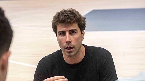 «Vamos con todo el hambre del mundo», asegura el entrenador del filial del Bilbao Basket