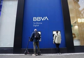 Clientes en un cajero del BBVA en Bilbao.