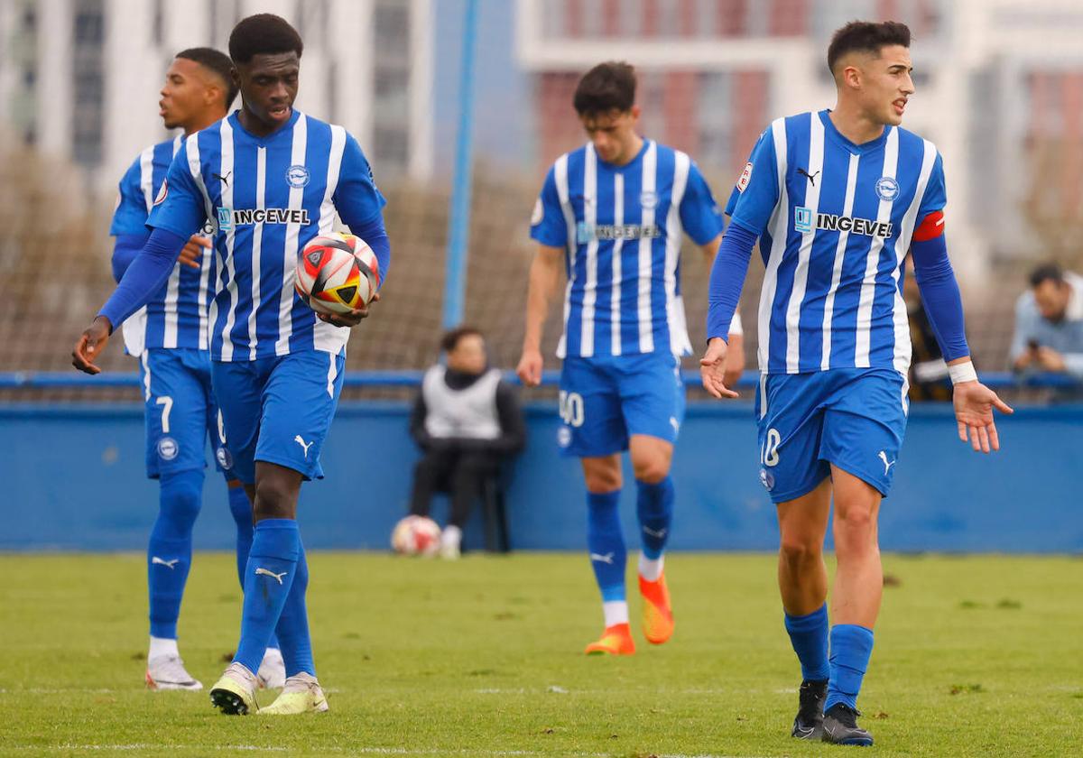 Mendes y Ropero, en primer término, reflejan la decepción en un encuentro de Ibaia.