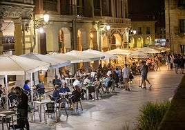 Ambiente nocturno en las terrazas de Avilés.