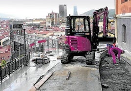 El Ayuntamiento está ejecutando la nueva rampa en Solokoetxe que permitirá usar el ascensor hasta el final del recorrido.