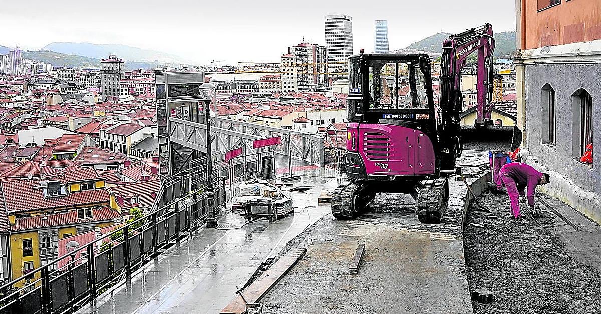 El Ayuntamiento está ejecutando la nueva rampa en Solokoetxe que permitirá usar el ascensor hasta el final del recorrido.