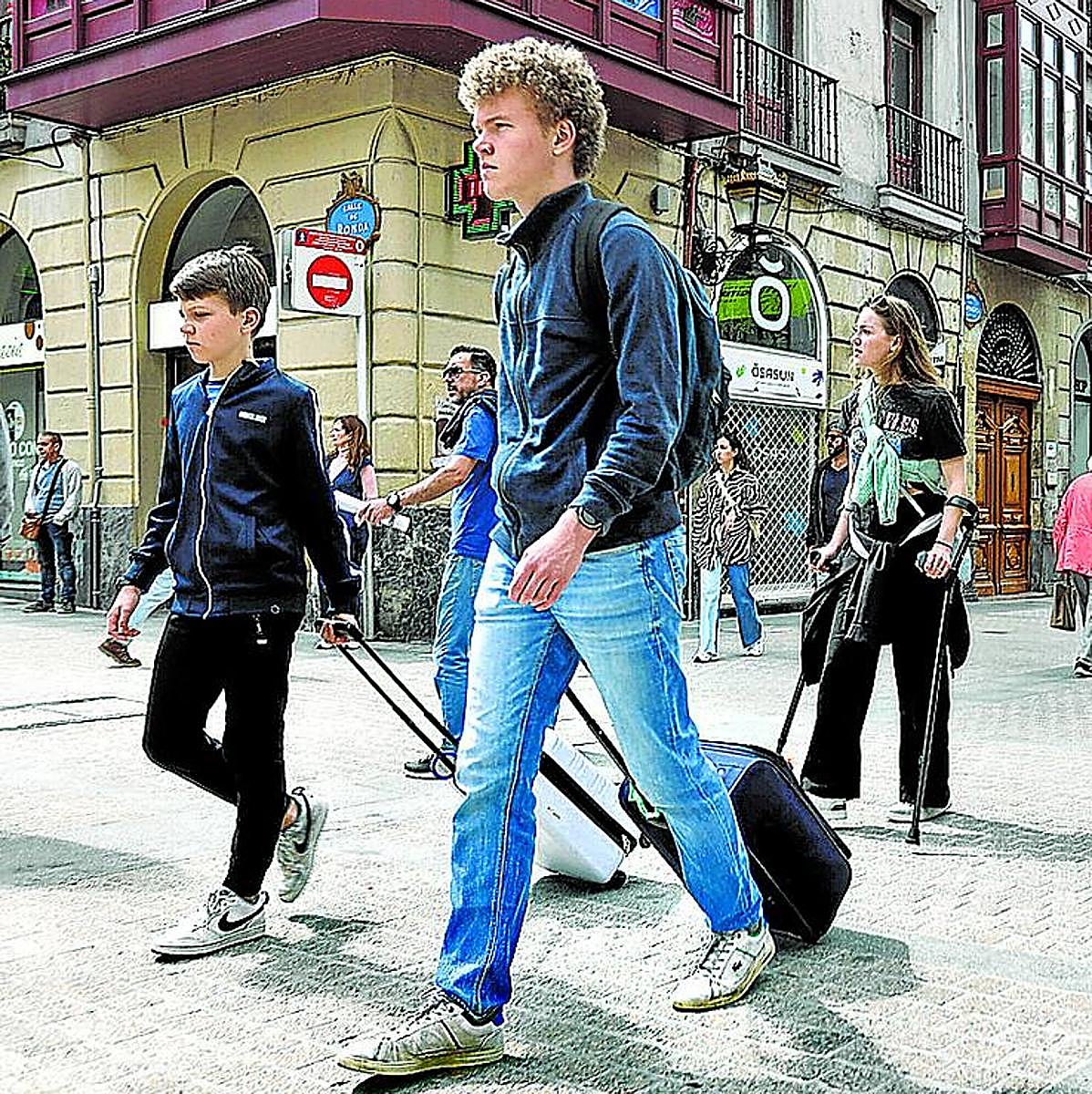 Turistas cargan con sus maletas por el Casco Viejo de Bilbao.