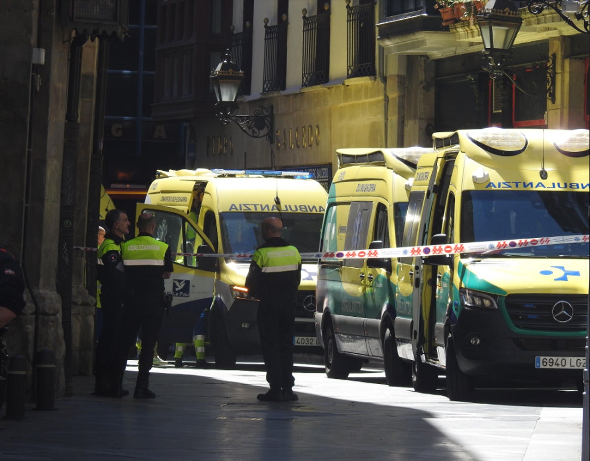 Cinco obreros heridos al desplomarse el interior de un edificio en rehabilitación en el Casco Viejo