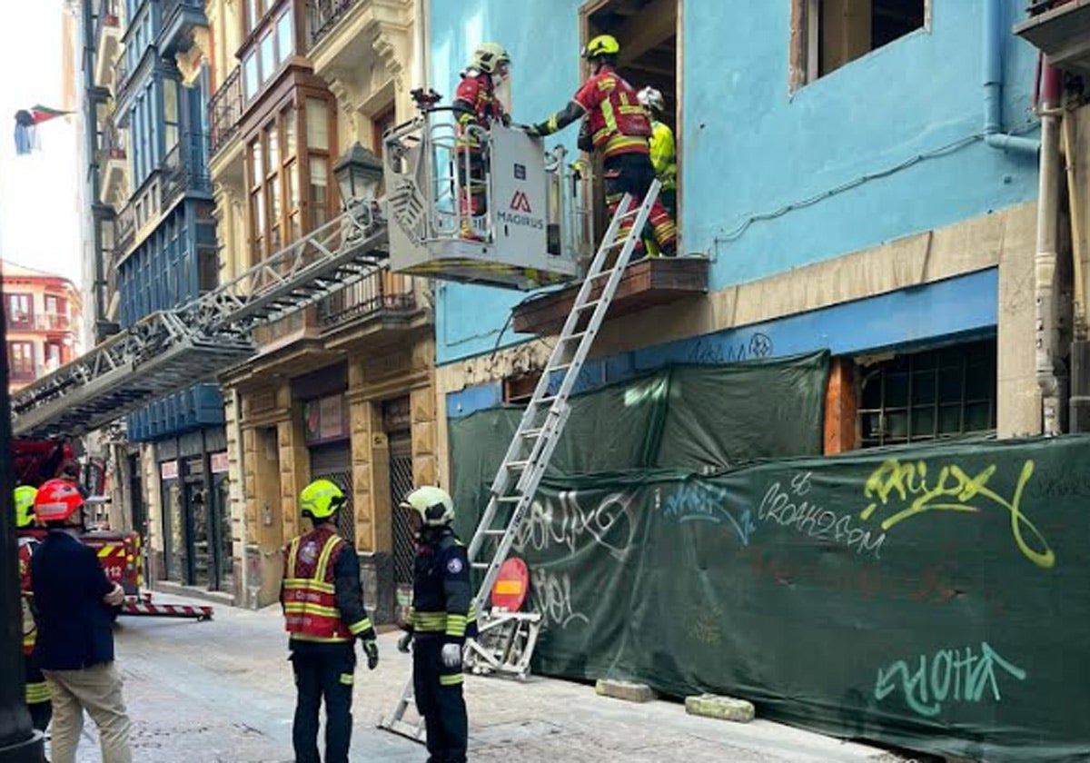 Cinco obreros heridos al desplomarse el interior de un edificio en rehabilitación en el Casco Viejo