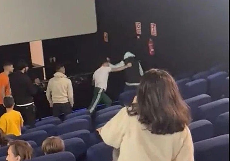El hombre al que acusaron de agredir a su mujer en el cine denuncia al boxeador de León