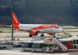 Un avión de EasyJet ajeno a esta información durante una escala en el aeropuerto de Bilbao.