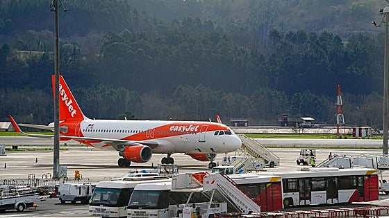 Una máquina de equipajes golpea un avión y deja tirados a 150 pasajeros en Loiu