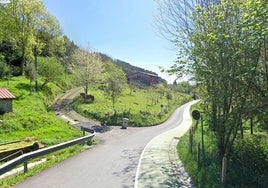 Fin del descenso por el barrio de Merika.