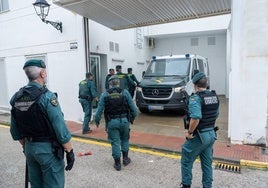 Los detenidos por la muerte de dos guardias civiles en Barbate llegan a los juzgados para declarar.