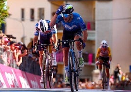 Pelayo Sánchez en el podio de la Vuelta a Asturias.