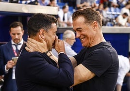 Míchel y Luis García charlan amigablemente antes del partido.