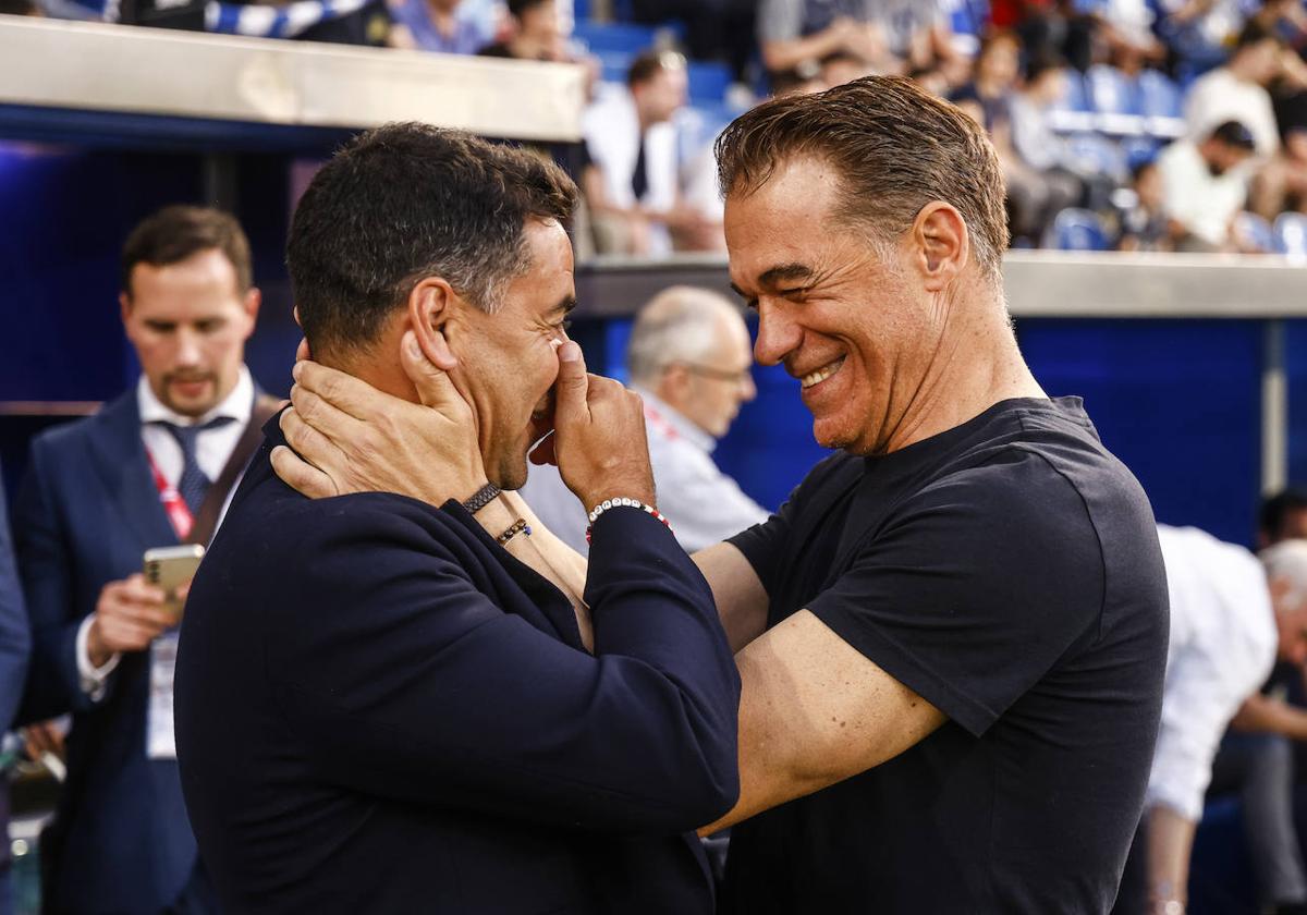 Míchel y Luis García charlan amigablemente antes del partido.