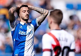 Joselu se lamenta en un partido con el Alavés.
