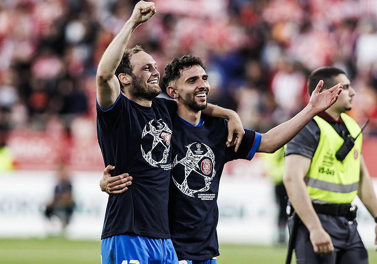 Iván Martín, a la derecha, celebra la clasificación para la Champions junto a su compañero Blind.