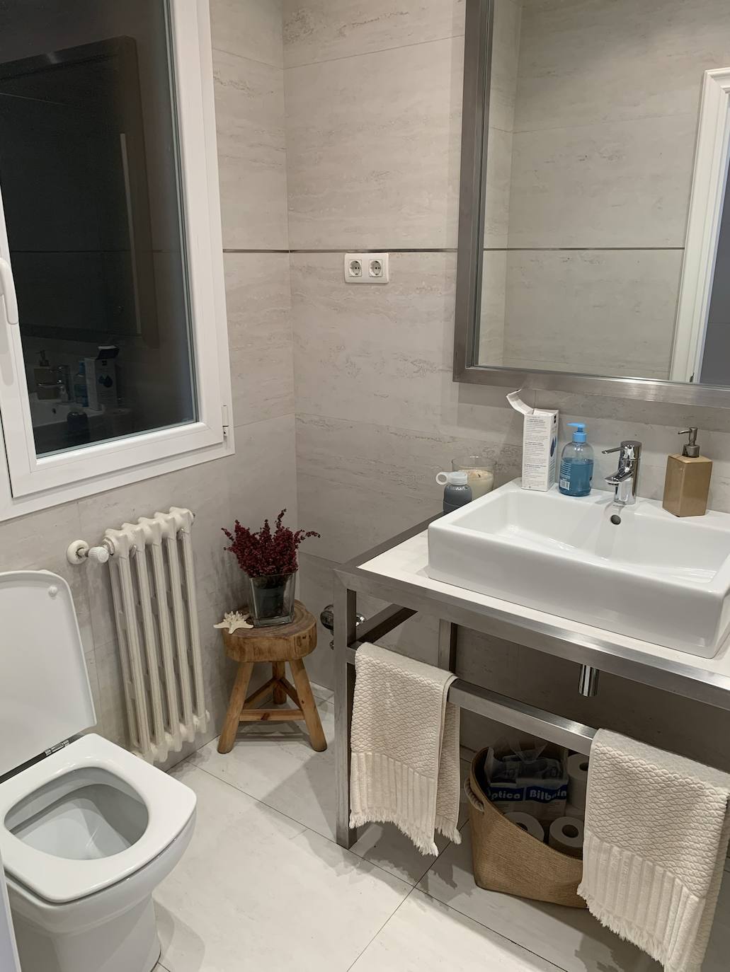 Uno de los baños antes de la reforma. 