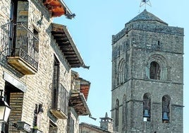 La torre de la iglesia de Santa María domina una de las plazas más pintorescas de España.