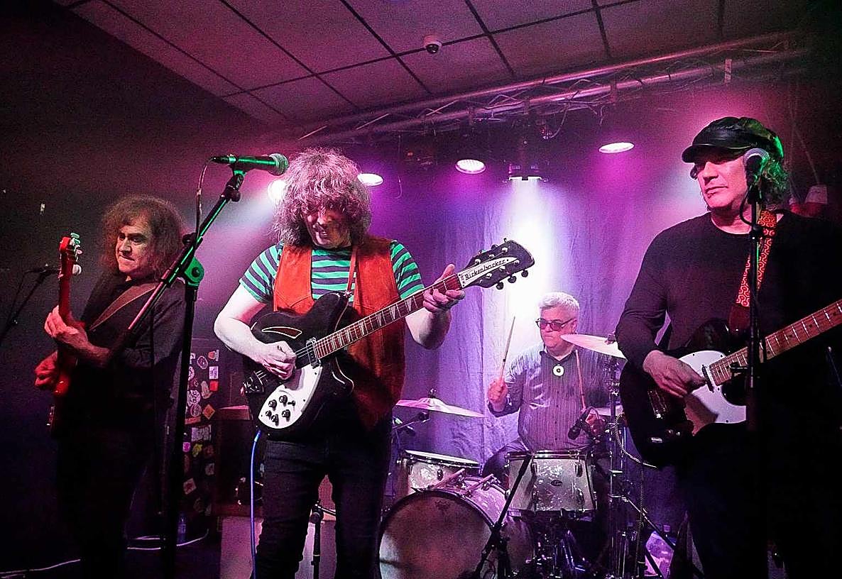 John Davis (bajo), Bobby Beaton (voz y guitarra), John Knoll (batería) y Gerry Alvarez (guitarra y voces).