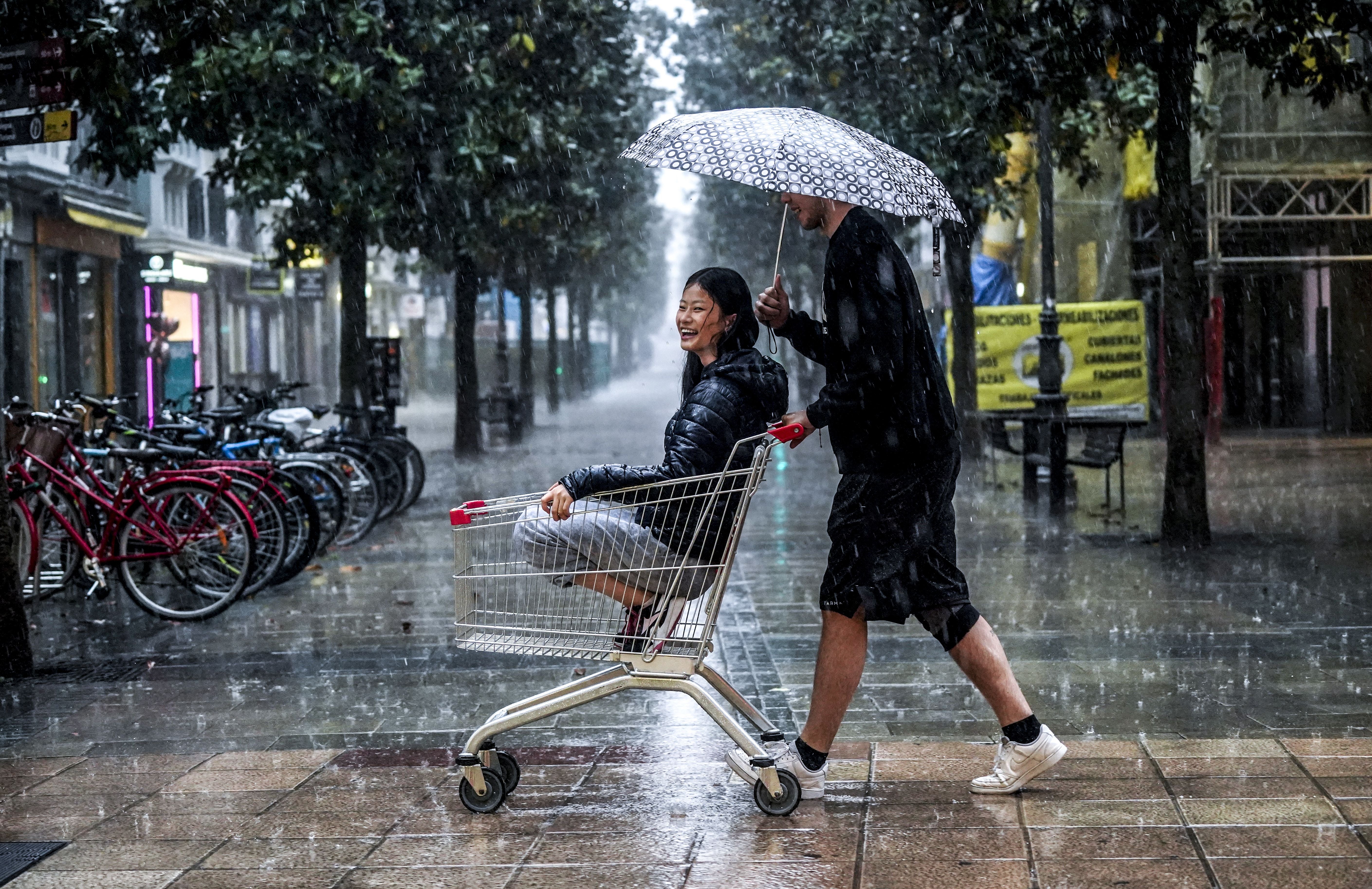 Las tormentas de este sábado en Vitoria, en imágenes