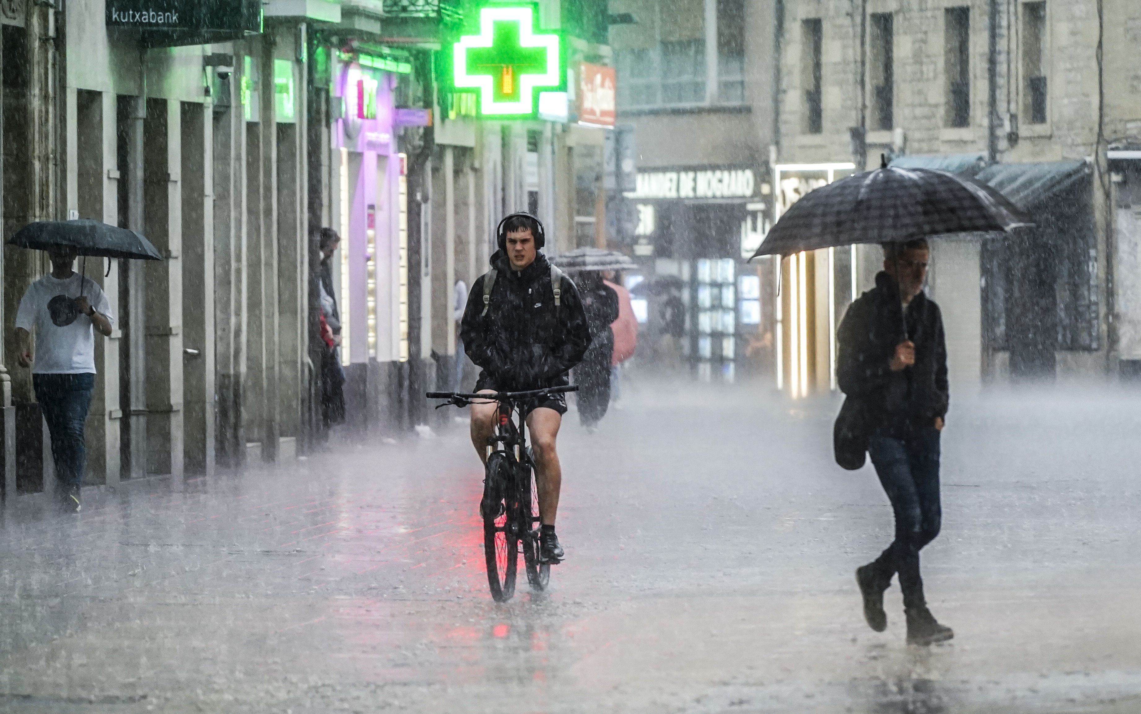 Las tormentas de este sábado en Vitoria, en imágenes