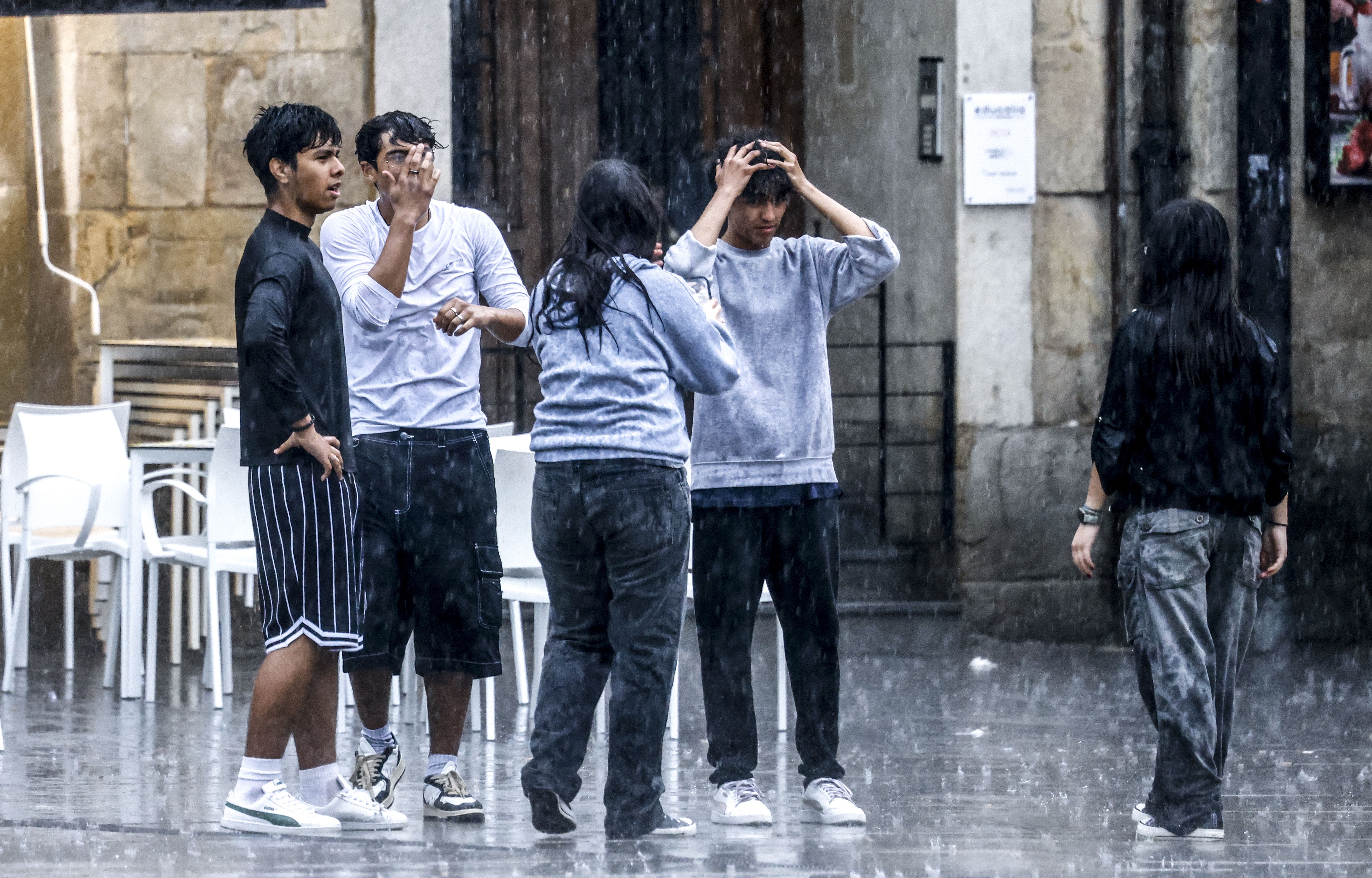 Las tormentas de este sábado en Vitoria, en imágenes