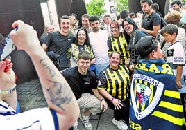 La afición del Barakaldo respondió en masa a la convocatoria del viernes para alentar al equipo antes de viajar a La Palma.