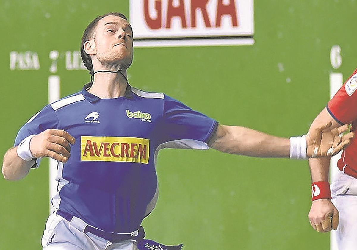 Laso suelta la izquierda en el frontón Labrit de Pamplona.