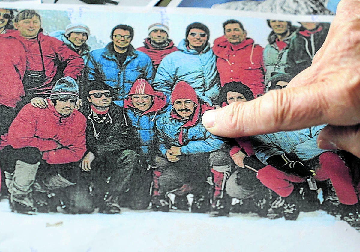 Imagen principal - Arriba, foto de grupo de la expedición Tximist de 1974. Uriarte observa las fotografías mientras relata lo vivido en el Everest. 