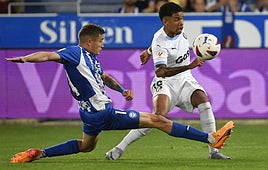 Tenaglia se lanza al corte ante Savinho.