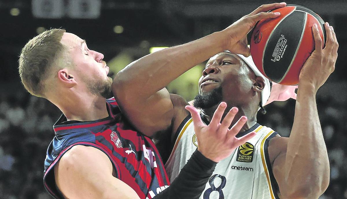 Yabusele, defendido en la imagen por Sedekerskis, es un destacado habitual en los duelos contra el Baskonia.