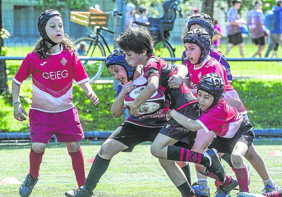 Placajes infantiles. La nobleza de un deporte como el rugby se manifiesta aún más entre los deportistas menores.