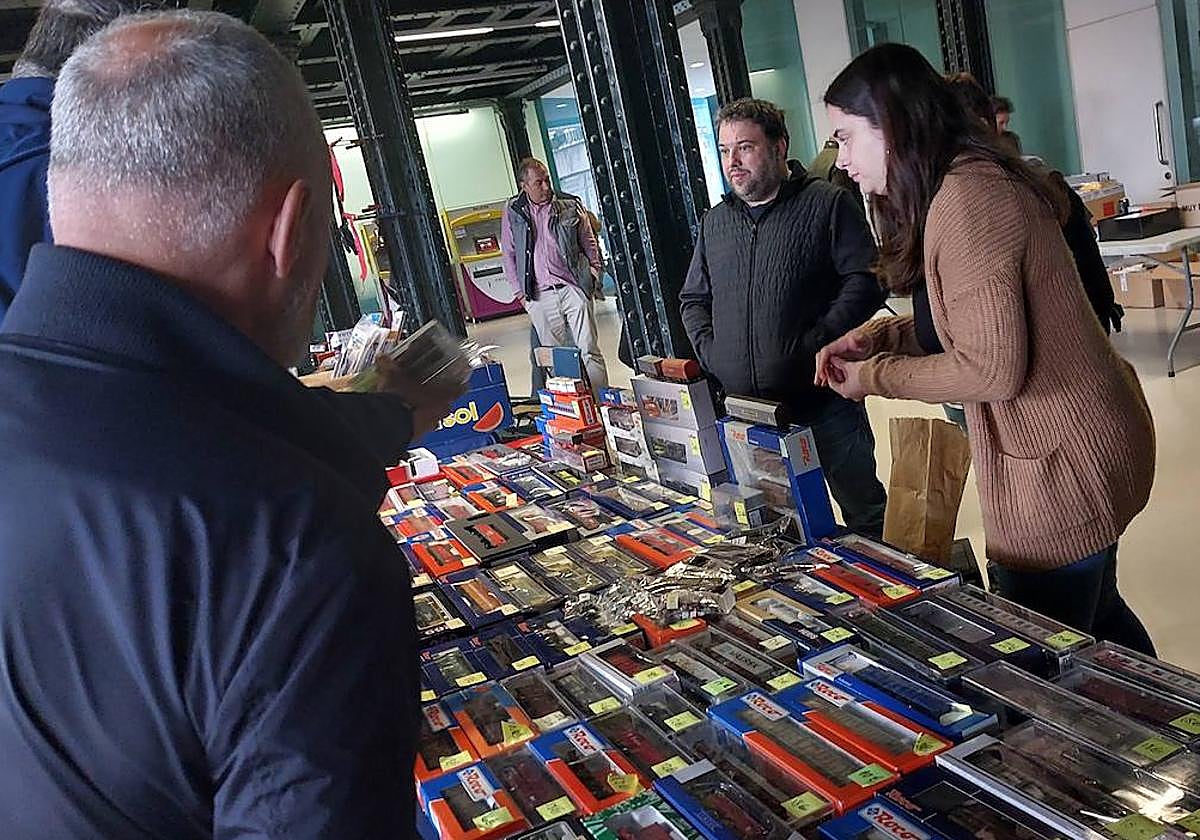 El vestíbulo de la estación bilbaína se ha llenado de aficionados al mundo del ferrocarril.