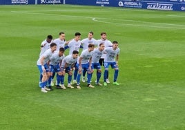 Los jugadores del Amorebieta con la camiseta de ánimo a Félix Garreta