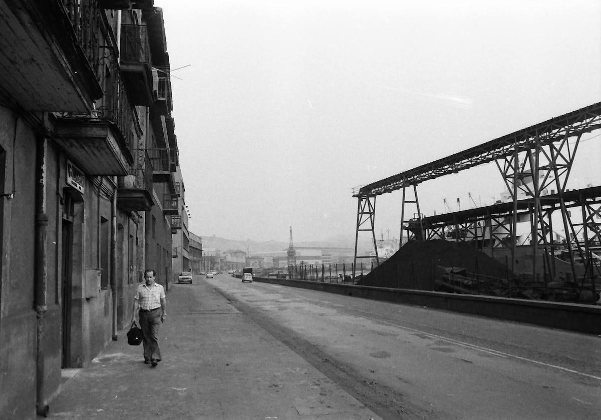 Imagen principal - Una calle de Erandio en los años 70, trabajadores de una calderería de Barakaldo y un gasolino cruzando la ría. 