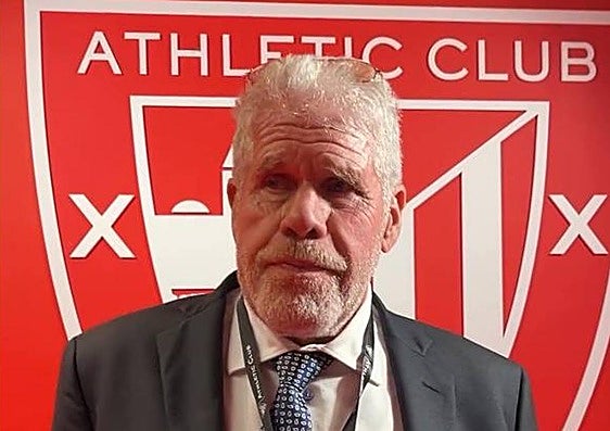 El actor Ron Perlman alucina con la afición rojiblanca en San Mamés: «Ha sido una experiencia eléctrica»