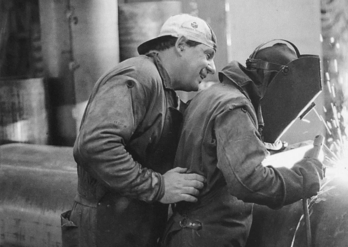 Imagen secundaria 1 - Una calle de Erandio en los años 70, trabajadores de una calderería de Barakaldo y un gasolino cruzando la ría. 