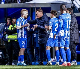 Luis García Plaza da instrucciones a Carlos Vicente y Giuliano.